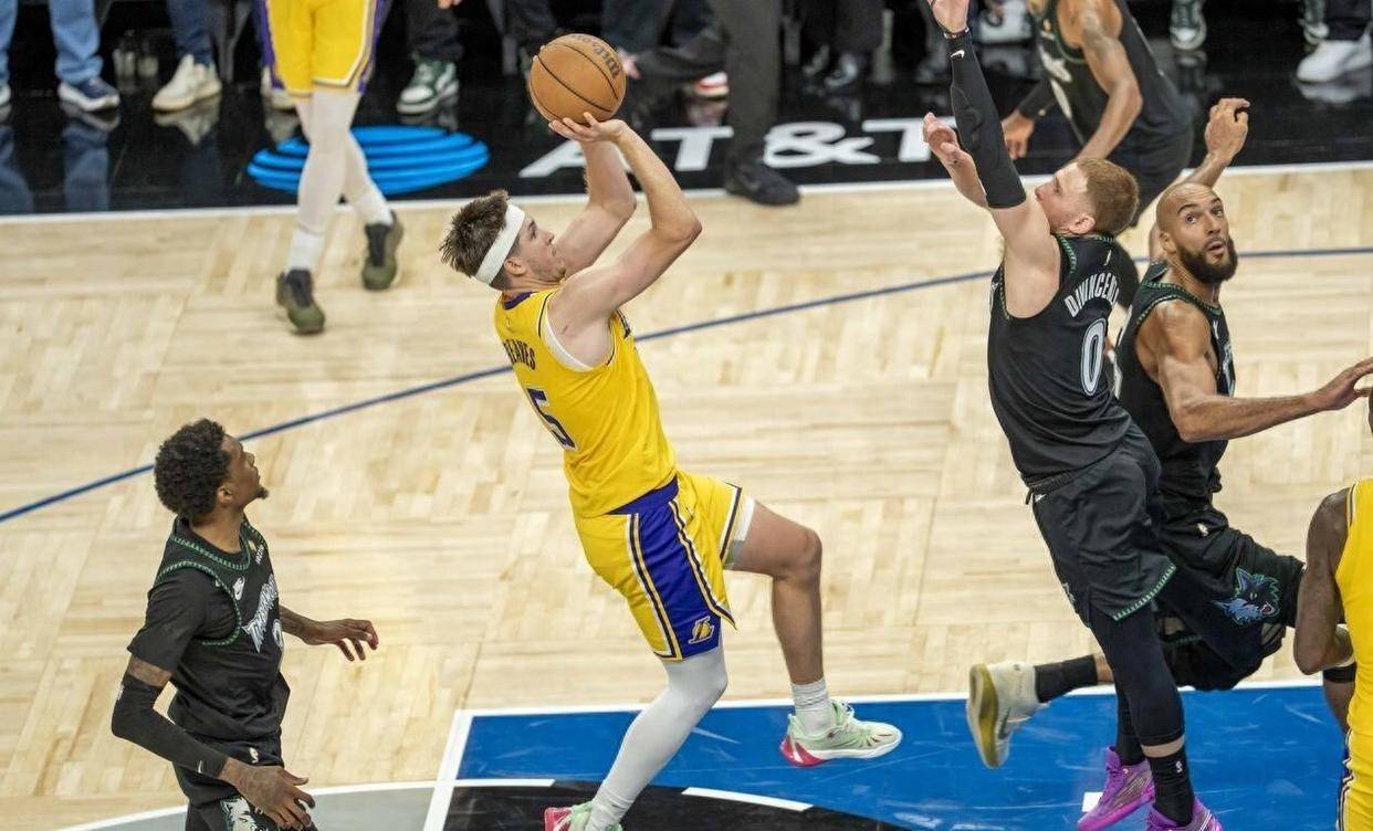 包含赛后洛杉矶湖人备战CBA季后赛；主帅复盘细节曝光；更衣室稳定；赛程密集仍需轮换的词条